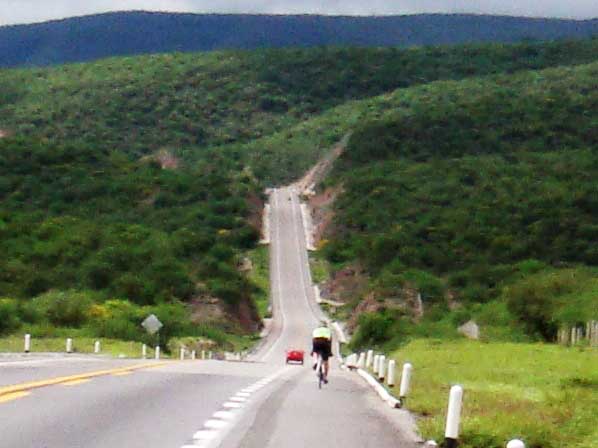 Rodada en autopista descensos y subidas ruta cicloturista Tehuacán Puebla a Nochixtlán Oaxaca