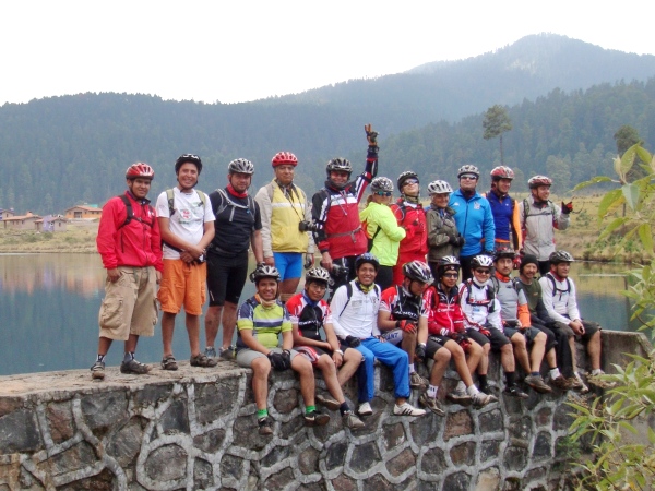 El grupo de ciclomontañistas en la cortina de la Presa Corral de Piedra