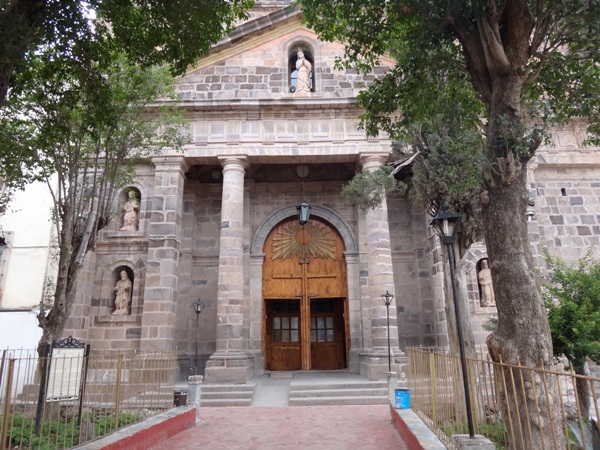 Parroquia de la Vírgen de la Purísima Concepción, terminada en 1821, su facha e interior de estilo neoclásico con elementos dóricos. Real de Catorce SLP