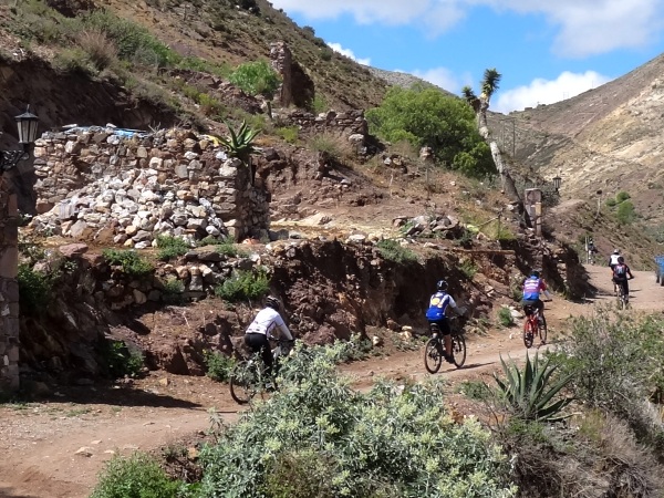 Ciclistas rumbo al Cerro el Quemado