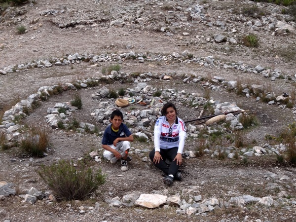 Juan Eduardo y Sandra en los círculos concéntricos del Centro Ceremonial Huichol en el Cerro el Quemado
