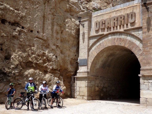 Cicloturistas en la entrada al túnel de Ogarrio despues de regresar del Cerro el Quemado