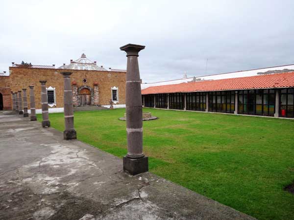 Interior de la Hacienda La Laguna, patio e iglesia. Cicloturismo México