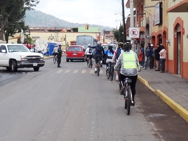 Cicloturistas MTB en la entrada al Pueblo Mágico de Tlaxco, Estado de Tlaxcala