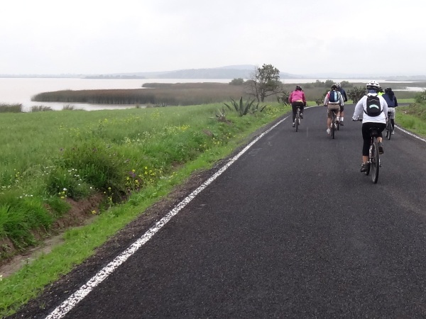 Cicloturistas MTB ruta Hacienda Xalostoc a Laguna Atlanga, Estado de Tlaxcala