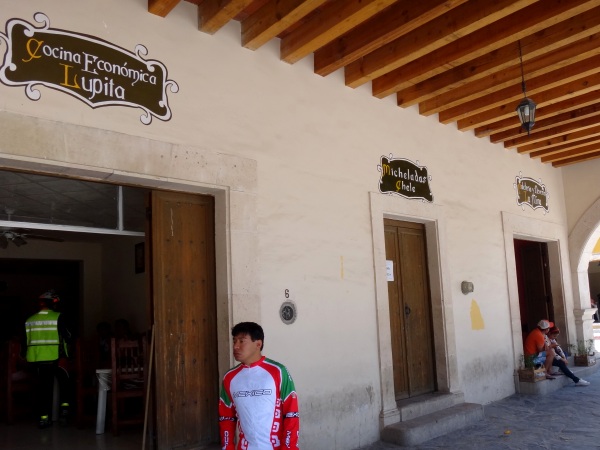 En los portales de Real de Asientos Ags.