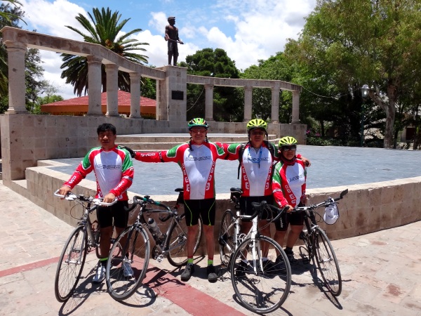 Cicloturistas de la Cd. de México en la Plaza Principal de Real de Asientos Ags.