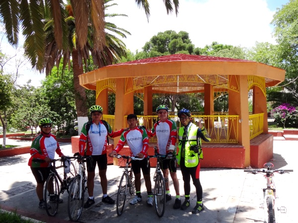 Cicloturistas de la Cd. de México y de Aguascalientes en la Plaza Principal de Real de Asientos Ags.