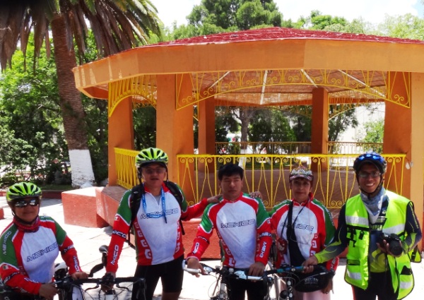 Cicloturistas de la Cd. de México en el Kiosco de Real de Asientos Ags.