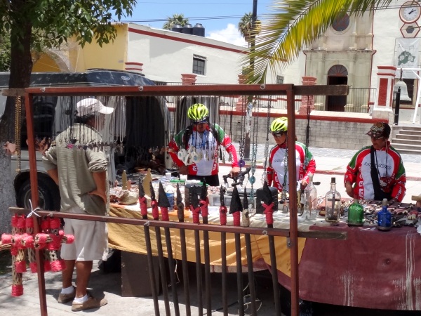 Cicloturistas viendo artesanias de la región, Real de Asientos Ags.