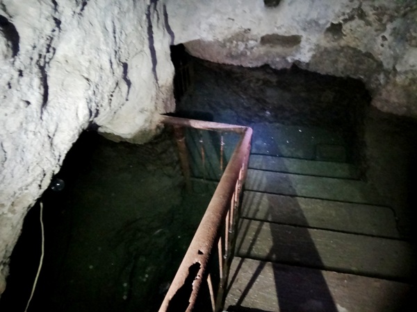 Ojo de agua en el Interior de los túneles, su función es drenar el agua para evitar inundaciones de la Parroquia de Ntra. Señora de Belén, Real de Asientos Ags