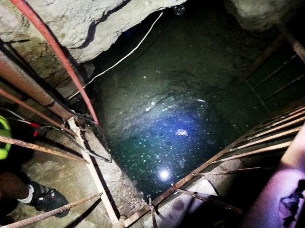 Ojo de agua y al fondo monedas, Túneles de la Parroquia de Ntra. Señora de Belén, Real de Asientos Ags