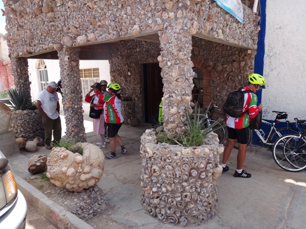 Cicloturistas en la casa recubierta por piedra geodesa (rocas con cristales minerales en su interior), Real de Asientos Ags.