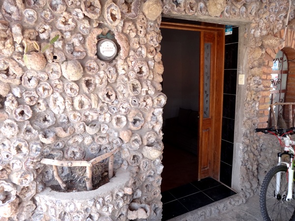 Pórtico de la entrada de la casa con piedra geodesa, Real de Asientos, Ags.