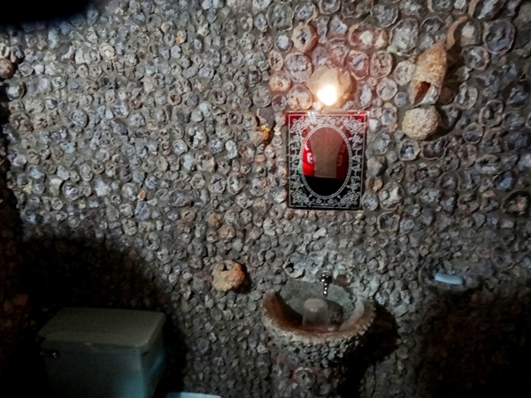 Baño único en el mundo, revestido de piedra geodesa, lavabo, jabonera, llaves de regadera, la regadera, Real Asientos Ags.