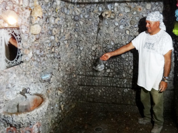 Baño y regadera recubierto por piedra geodesa, una demostración, Real Asientos Ags.