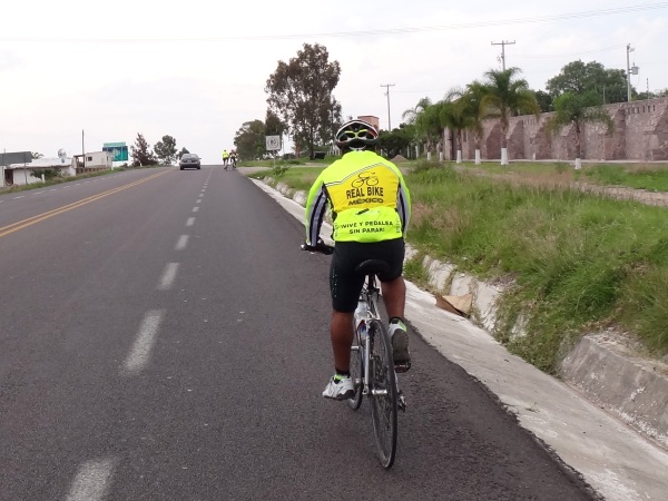 Cicloturistas rodando de Calvillo hacia Aguascalientes