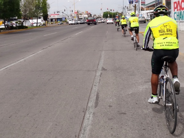 Ciclosenderistas entrando a la Cd. de Aguascalientes, ruta Calvillo