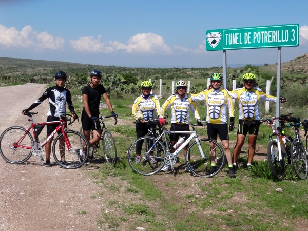 Ciclistas en carretera de terracería rumbo a San José de Gracia, Tramo Rincón de Romos-Potrerillos-Boca del Túnel, Estado de Aguascalientes
