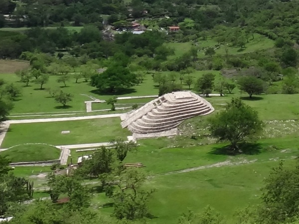 Pirámide circular vista desde la montaña, Chalcatzingo Morelos