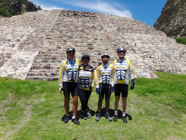 Cicloturistas en la Pirámide Circular, Chalcatzingo Morelos