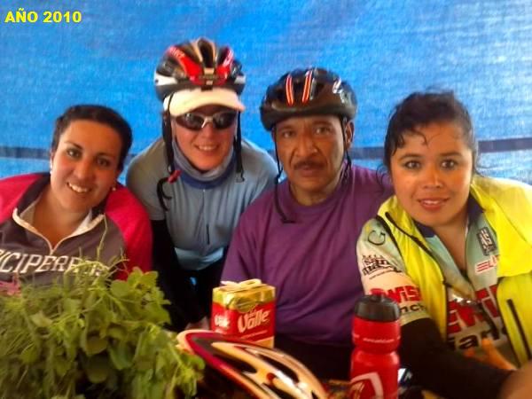 Juan Munguía T. 1965-2013, con las ciclistas del Grupo Biciperros Cd. de México