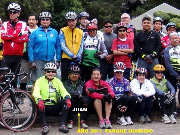 Grupo ciclista Biciperros en el Parque Hundido CDMX año 2011, con Juan Munguía Trujillo 1965-2013
