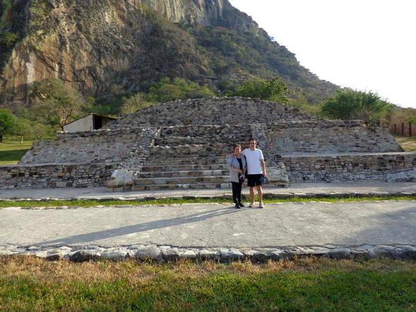 Geni y Artur en la Zona Arqueológica de Chalcatzingo Morelos