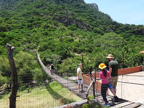 Puente colgante y senderismo en el Cerro del Chumil, Centro Ecoturístico, Jantetetelco Estado de Morelos México