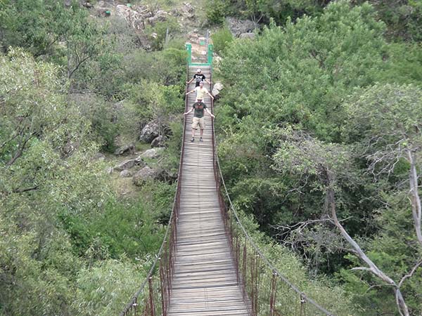 Sederistas en puente colgante del Cerro del Chumil, Jantetelco Estado de Morelos