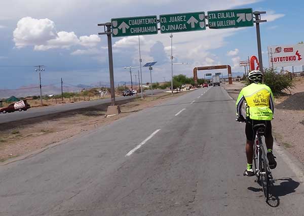 Ciclista llegando a los límites de la Cd. de Chihuahua, ruta Delicias-Chihuahua 