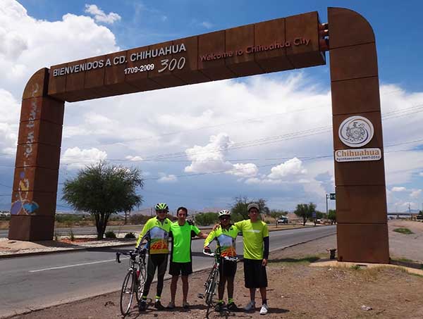 Cicloturistas de la Cd. de México en el arco de Bienvenida a la Cd. de Chihuahua, ruta Delicias-Chihuahua