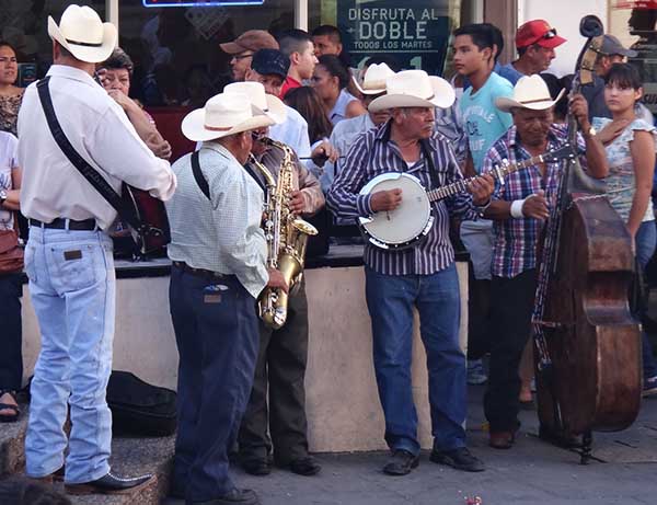 Banda norteña en la Plaza de Armas, Cd. de Chihuahua