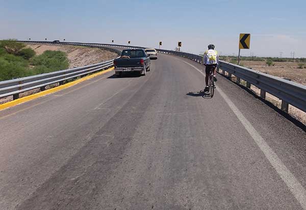 Cicloturista en puente rumbo a Bermejillo, ruta a Ojuela Durango