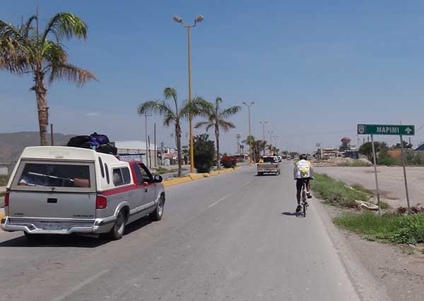 Ciclista entrando a Bermejillo, rumbo a Ojuela y Mapimí Durango