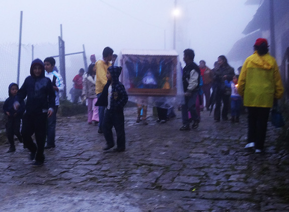 Senderismo y peregrinación y neblina en Cuetzalan Pueblo Mágico Estado de Puebla