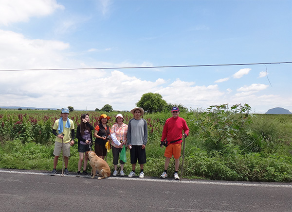 Grupo de senderistas por camino rural rumbo al Acueducto y puentes de Tecajec, municipio de Yecapixtla, Estado de Morelos