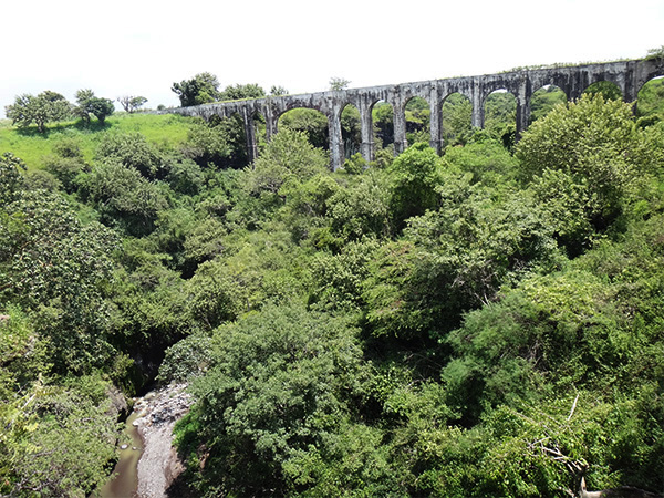 Acueducto antiguo y barranca en Tecajec, municipio Yecapixtla, Estado de Morelos. Senderismo rural 