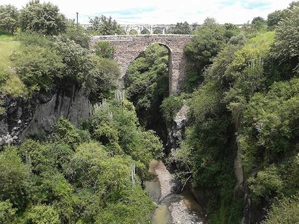Puente viejo de Tecajec, semi-desgajado, municipio Yecapixtla, Estado de Morelos. Senderismo rural 