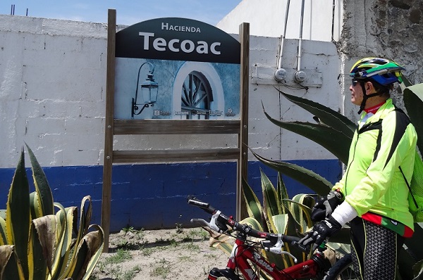 Cicloturista llegando a la Hacienda San Francisco Tecoac. Huamantla Tlaxcala