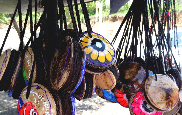 Bolsitas de cáscaras de coco, artesanía Huichol, Santa María del Oro, Nayarit