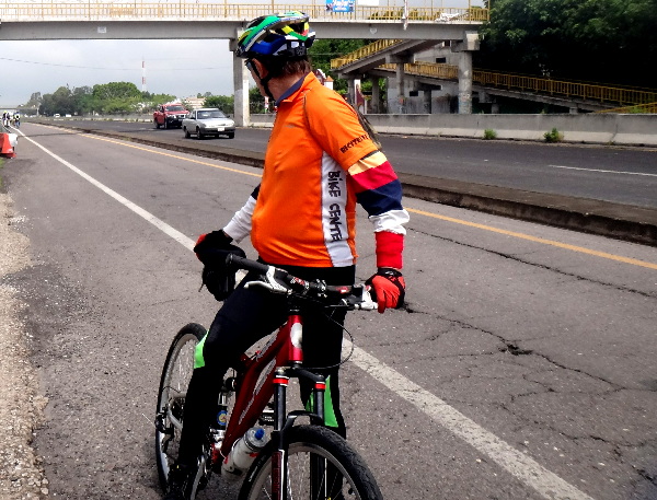 Ciclista en espera del grupo de la Ruta Chichimeca 2017 y ciclistas de Cuautla Morelos rumbo a Izúcar Puebla 