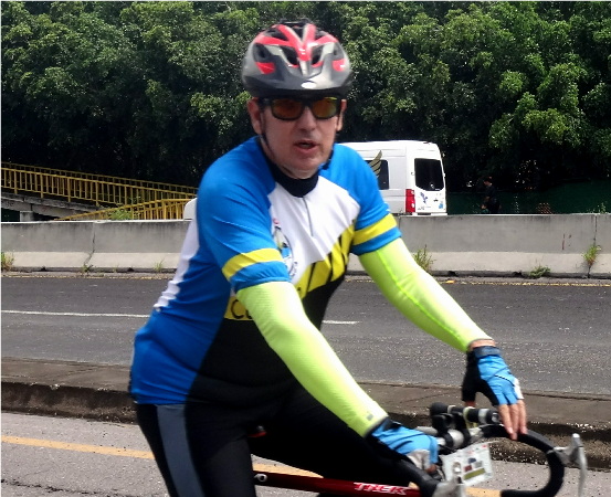 Ciclista del grupo Correcaminos de Cuautla Morelos acompañando a los ciclistas de la Ruta Chichimeca 2017, rumbo a Izúcar Puebla