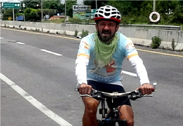 Ciclista acompañando a la Ruta Chichimeca 2017, tramo Cuautla-Izúcar Puebla