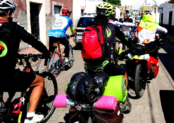 Grupo ciclista de la Ruta Chichimeca 2017 entrando a Izúcar de Matamoros Puebla