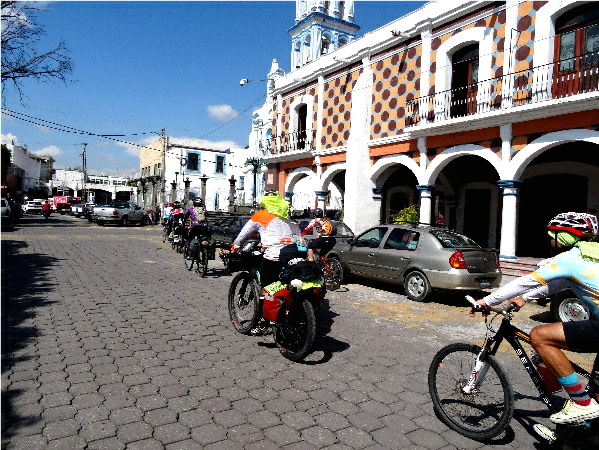 Grupo ciclista de la Ruta Chichimeca 2017 entrando a Izúcar de M