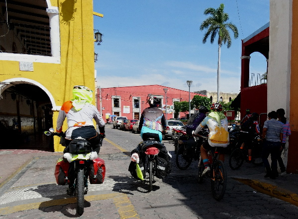 Grupo ciclista de Ruta Chichimeca 2017 en el centro de Izúcar de Matamoros Puebla