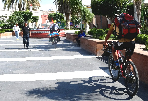 Grupo ciclista de Ruta Chichimeca 2017 en el centro de Izúcar de Matamoros Puebla