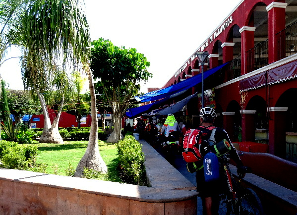 Comida de ciclistas del grupo Ruta Chichimeca y ciclistas de Cuautla Morelos que acompañaron al grupo