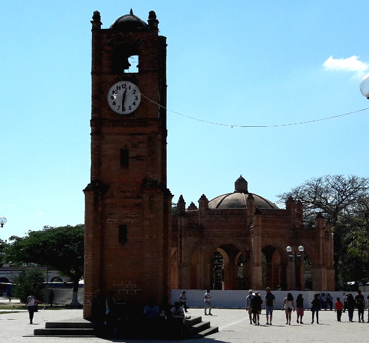 Plaza de Armas Chiapa de Corzo, Torre del Reloy y conjunto monumental La Pila